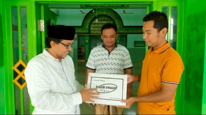 Habib Mahdi saat memberikan sarung pada takmir masjid di Probolinggo. /RMOLJatim