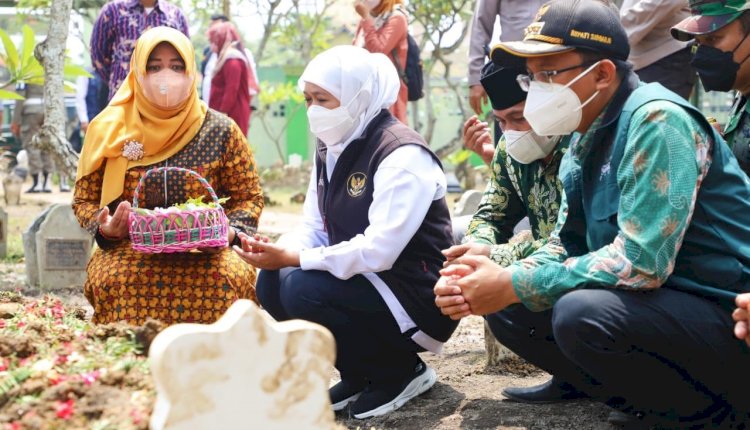 Khofifah Indar Parawansa saat ziarah di makam Sertu Eka Andriyanto Hasugian/Ist