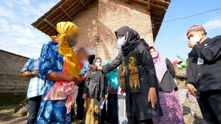 Bupati Ipuk saat menemui salah satu penderita stunting/Hms