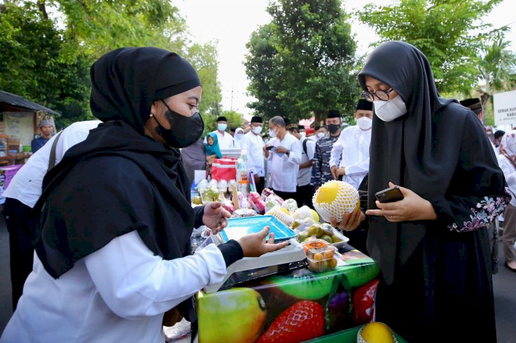 Bupati Ipuk mengunjungi lapak pasar takjil di utara DPRD Banyuwangi/Hms