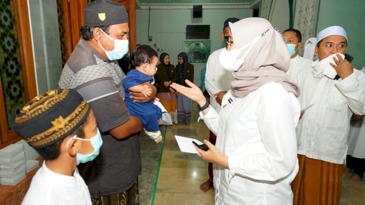 Bupati Banyuwangi Ipuk Fiestiandani sosialisasi vaksinasi Covid 19 di Desa Alasbulu, Kecamatan Wongsorejo/RMOLJatim