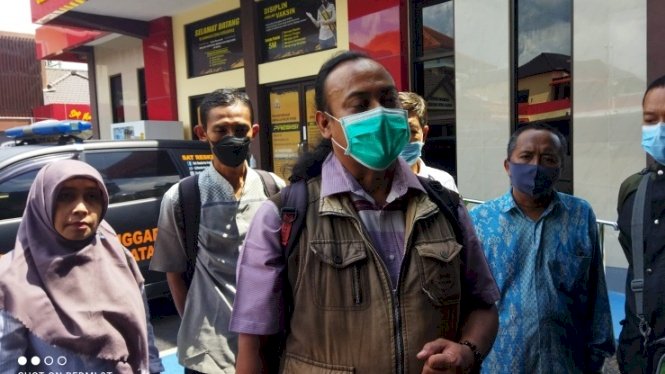 Para guru didampingi penasehat hukum, saat melaporkan kasus ITE Ke Mapolres Jember, menunjukkan bukti laporan/ RMOLJatim