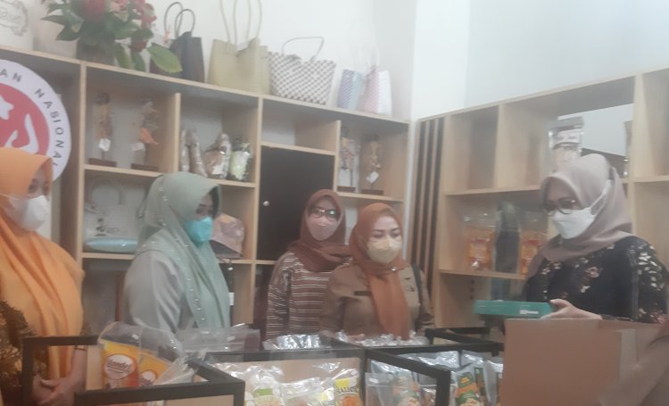 Ketua Dekranasda kabupaten Madiun Penta Lianawati Ahmad Dawami saat kunjungan ke galeri/Ist