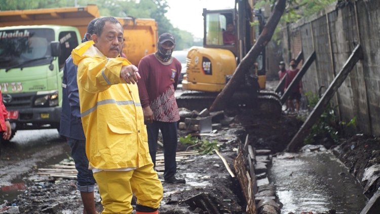 Wakil Wali Kota Surabaya Armuji saat meninjau normalisasi saluran air di sepanjang Jalan Dupak Rukun dan Tanjung Sari Kota Surabaya/ist