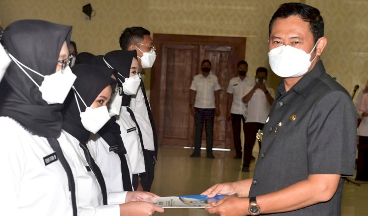 Bupati Lamongan Yuhronur Efendi saat menyerahkan SK pengangkatan CPNS/RMOLJatim