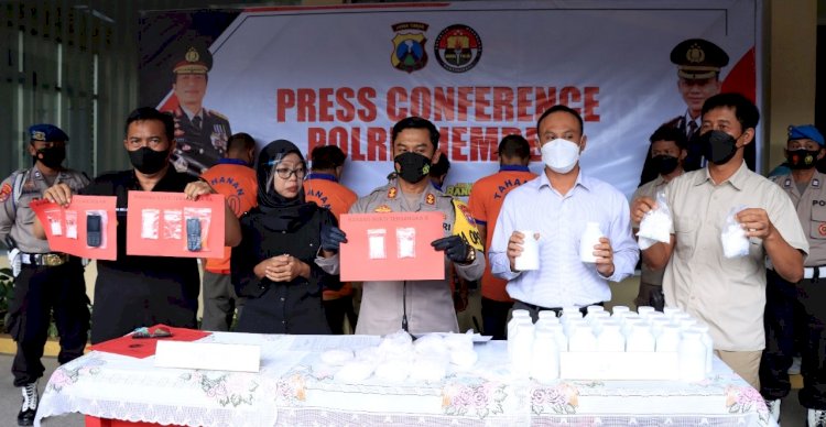 Kapolres Jember AKBP Hery Purnomo bersama Kasat Reskrim AKP Sugeng Iriyanto menunjukkan tersangka narkoba dan barang bukti/RMOLJatim