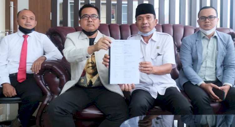 Wabup Bojonegoro Budi Irawanto didampingi tim kuasa hukumnya, saat menggelar konferensi pers di ruang kerjanya/RMOLJatim