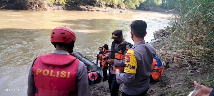 Tim SAR dan relawan bersama petugas kepolisian mencari keberadan Vino di Kali Madiun