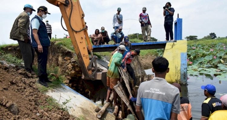 Bupati Lamongan Yuhronur Efendi saat meninjau tanggul waduk rancang di Dusun Rancang Desa Rancang yang jebol/RMOLJatim