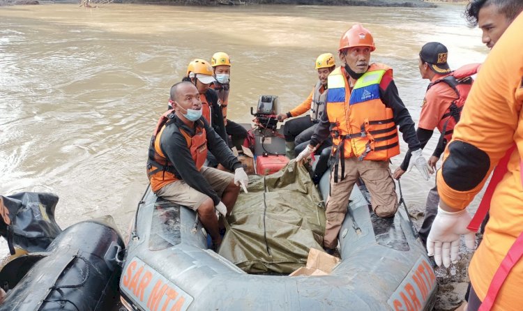 Tim SAR melakukan evakuasi tubuh Vino dari dasar Kali Madiun, Ngawi/RMOLJatim