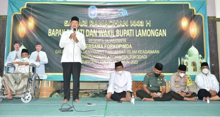 Bupati Lamongan Yuhronur Efendi dan Wakiil Bupati Wabup Abdul Rouf saat Safari Ramandhan di Masjid Al Muttaqin Dusun Mlaten Desa Bandungsari Kecamatan Sukodadi/RMOLJatim