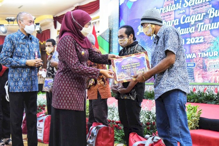 Gubernur Jawa Timur Khofifah Indar Parawansa memberikan apresiasi kepada 1.000 Seniman dan 240 Juru Pelihara Cagar Budaya Jawa Timur di Gedung Negara Grahadi, Jumat (8/4) pagi.