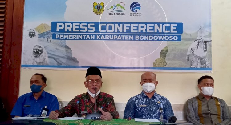 Bupati Salwa (Bepeci) didampingi kuasa hukum dan asisten 1 saat konferensi pers terkait tapal batas kawah Ijen/ist