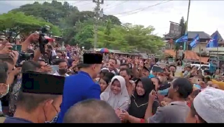 Ribuan emak-emak berebut salaman dengan Agus Harimurti Yudhoyono alias AHY begitu tiba di Desa Prawoto, Kecamatan Sukolilo, Kabupaten Pati, Jawa Tengah/Ist