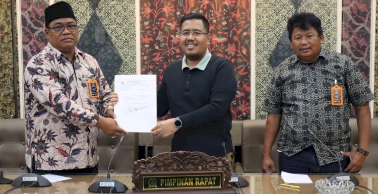 Wakil Ketua DPRD Jatim Anwar Sadad saat menerima ketua Asosiasi Kepala Desa (AKD) Jatim Munawar di ruang kerjanya/RMOLJatim