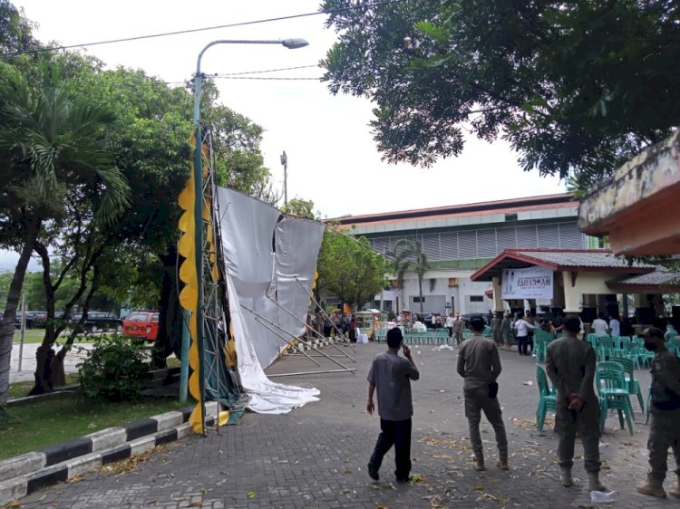 Tenda Safari Ramadan Pemkab Tuban yang roboh akibat diterjang angin kencang/RMOLJatim