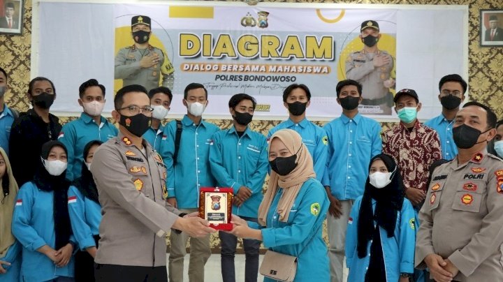 Kapolres Bondowoso, AKBP Wimboko saat berikan cinderamata kepada IKMPB/RMOLJatim