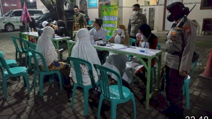 Vaksinasi malam hari oleh Polda Jatim bekerja sama dengan pengurus masjid.