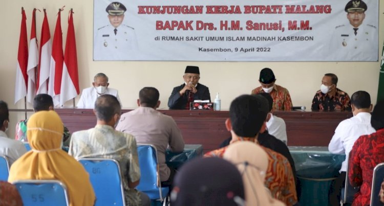 Bupati Malang H M Sanusi mengenakan jas hitam (tengah) saat memberikan pemaparan/RMOLJatim