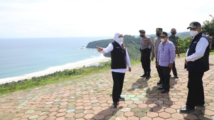 Khofifah Indar Parawansa  saat mengunjungi pantai modangan/RMOLJatim