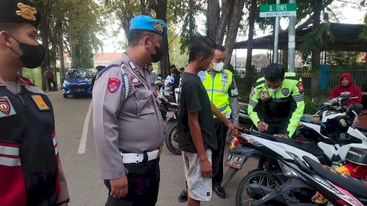 Polisi saat menilang Motor. /Ist