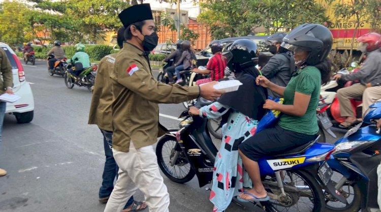 PW GMPI Jatim bagikan takjil/RMOLJatim