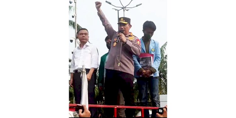 Kapolri Jenderal Listyo Sigit Prabowo saat berorasi di tengah-tengah mahasiswa yang unjuk rasa di depan gedung DPR RI/Net