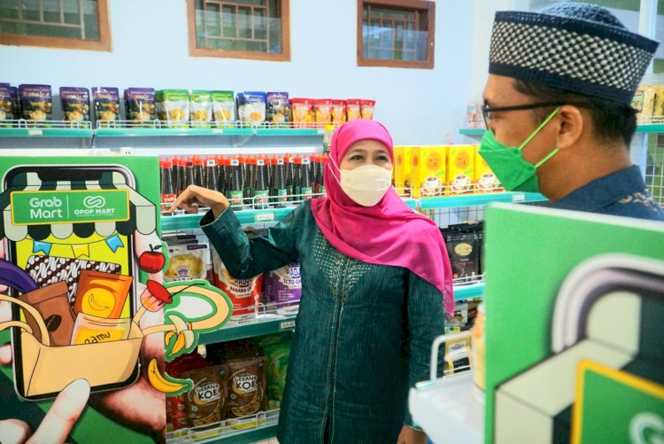 Gubernur Jawa Timur Khofifah Indar Parawansa usai meluncurkan Grab OPOP (One Pesantren One Product) Mart Amanatul Ummah, di Kampus Institut KH Abdul Chalim Pacet, Kabupaten Mojokerto, Senin (11/4) malam/Ist