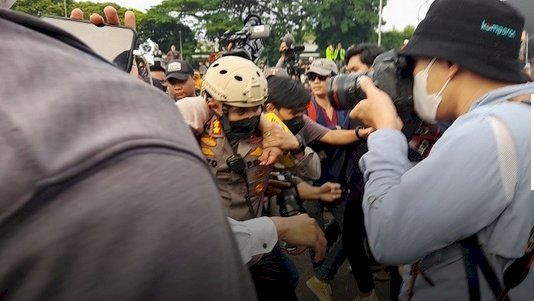 Aksi mahasiswa di depan gedung DPR RI 