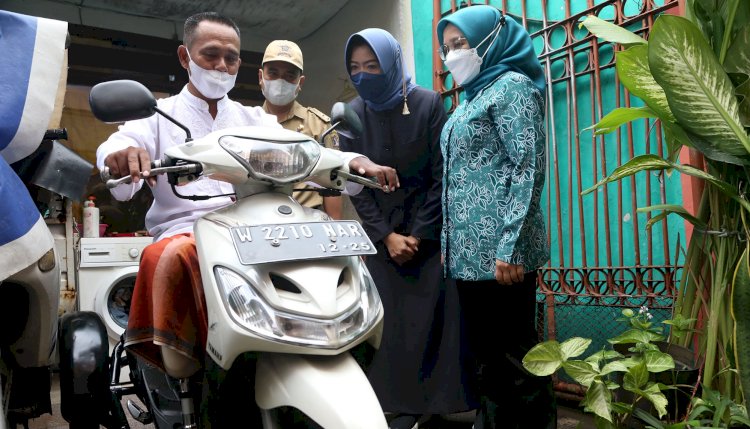 Didampingi Rini Indriyani, Nur Nasihin mencoba sepeda motor roda tiga yang telah dimodifikasi/ist