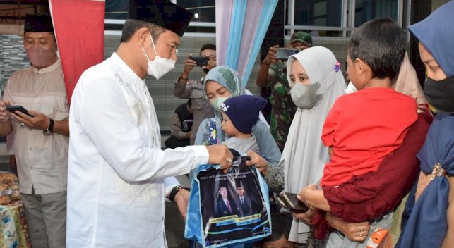 Bupati Lamongan Yuhronur Efendi saat menyerahkan bantuan insentif/RMOLJatim