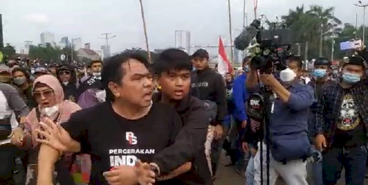 Detik-detik sebelum Ade Armando dikeroyok saat terlihat hadir di aksi mahasiswa di depan gedung DPR RI/RMOL