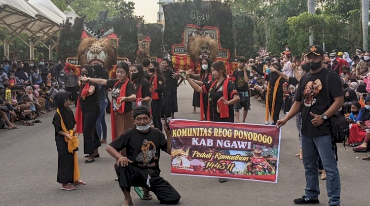 Para seniman Ngawi menggelar pentas seni Reog di alun-alun/RMOLJatim