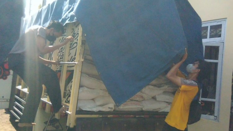 Mobil truk pengangkut pupuk subsidi di Sampang/RMOLJatim