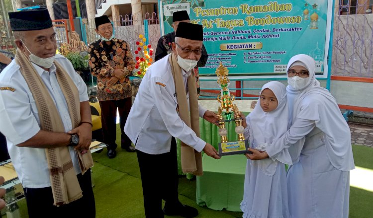 Bupati KH Salwa Arifin didampingi Kadispendik Sugiono Eksantoso saat berikan piagam untuk siswa Hafidzah/RMOLJatim