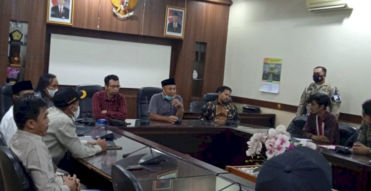 Anggota GMNI saat hearing dengan DPRD Jember/RMOLJatim