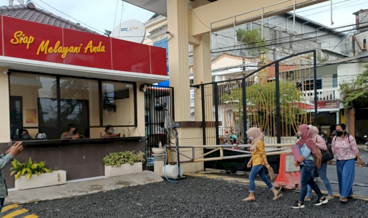 Sejumlah korban investasi bodong saat memasuki Mapolres Jember/RMOLJatim