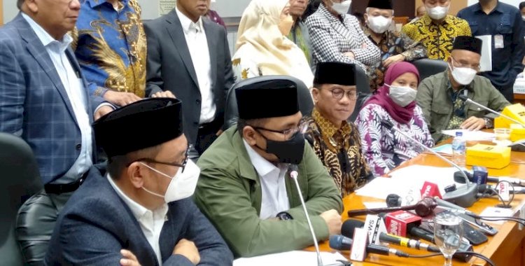 Menag Yaqut Cholil Qoumas saat beri keterangan ke awak media di Ruang Komisi VIII DPR/RMOL