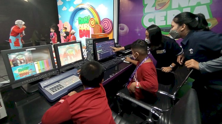 Beberapa anak panti mencoba meragakan pekerja studio 