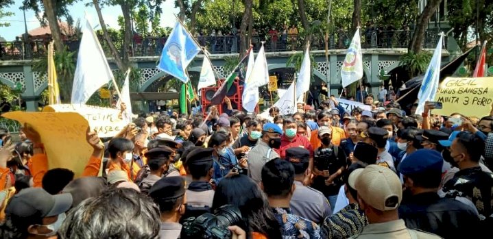 Aksi mahasiswa di depan Gedung DPRD Gresik/RMOLJatim