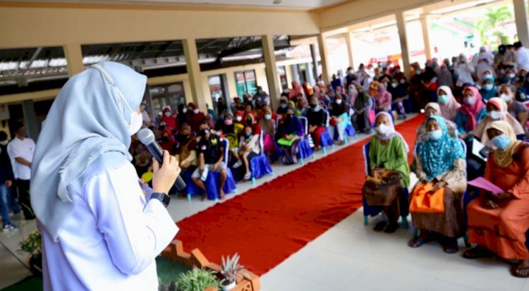 Bupati Ipuk saat meninjau pendistribusian “BLT Minyak Goreng” di Desa Keradenan dan Desa Sumberasri, Kecamatan Purwoharjo/Humas