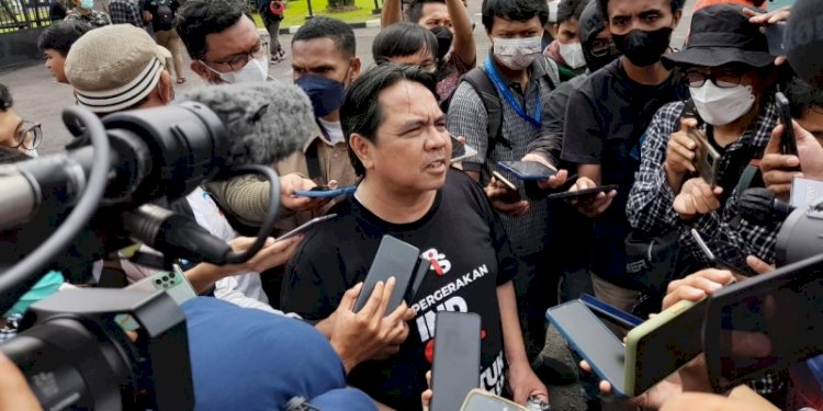 https://rmol.id/read/2022/04/16/530619/desi-armando#:~:text=SAYA harus memuat naskah ini: sebagai imbangan tulisan saya soal Ade Armando. Saya tidak kenal nama penulis itu: Desi Suyamto. 