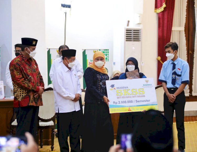 Gubernur Jawa Timur Khofifah Indar Parawansa saat penyerahan zakat di gedung grahadi/ist