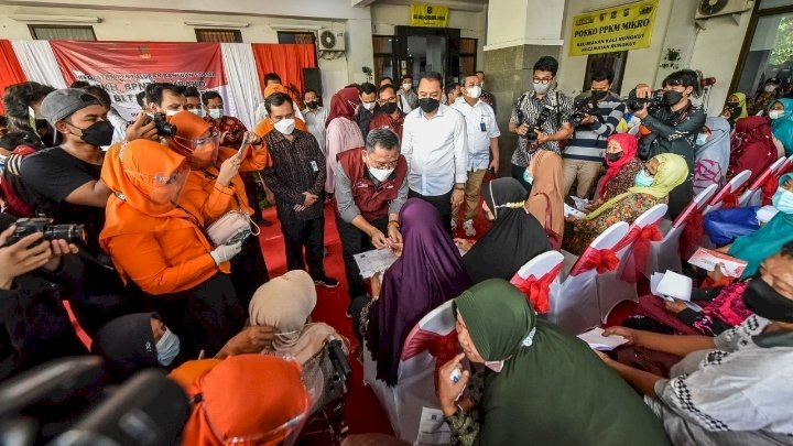 Dirjen Perlindungan dan Jaminan Sosial bersama Eri menyaksikan penyaluran bansos di Kecamatan Rungkut/RMOLJatim