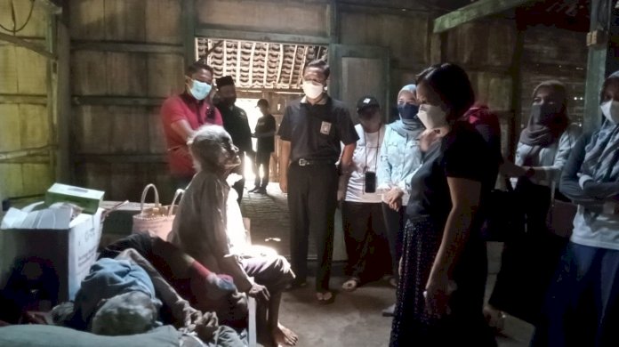 Wabup Ngawi Dwi Rianto Jatmiko memberikan bantuan sembako dan rehabilitasi rumah milik pasangan lansia