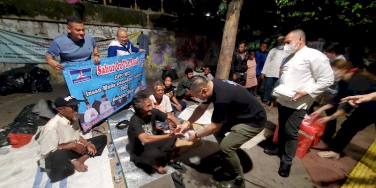 Ketua Umum Insan Muda Demokrat Indonesia (IMDI) Michael Wattimena saat membagikan sahur ke warga/Net