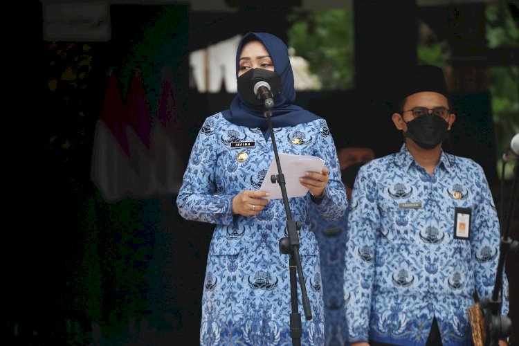 Bupati Mojokerto Ikfina Fahmawati saat pimpin apel di lingkungan Pemkab Mojokerto/ist