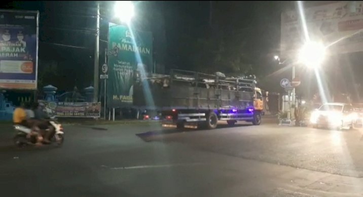 Salah satu truk besar menerobos rambu larangan di jalan Panglima Sudirman Kota Probolinggo/RMOLJatim