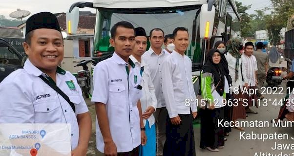 KH Muhammad Hafidzi Kholis saat berbagi sembako dan takjil/RMOLJatiam