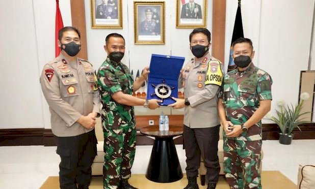 Dankodiklatal Letnan Jendral TNI (Mar) Suhartono tukar cinderamata dengan Kapolda Jatim Irjen Pol Nico Afinta/ist